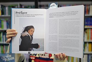 Editions Mango - Beau livre -  Contre-courant (Cuisiner - Protéger - Agir : les recettes végétales de Sea Shepherd)