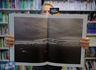 Après Voyage aux îles de la Désolation et Un printemps à Tchernobyl, Emmanuel Lepage livre un documentaire, vivant, incarné. Humain en un mot ! d’une mission scientifique en Antarctique, en résonnance avec l’homme, l’humaniste, qu’il est. La Lune est blan