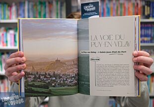 Editions Gallimard - Beau guide - Collection Voyage - Sur les chemins de Compostelle (24 Itinéraires à pied et à vélo vers Saint-Jacques)
