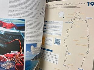Editions Gallimard - Beau guide - Collection Voyage - À vélo, 50 itinéraires pour pédaler le nez au vent