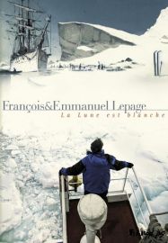 Après Voyage aux îles de la Désolation et Un printemps à Tchernobyl, Emmanuel Lepage livre un documentaire, vivant, incarné. Humain en un mot ! d’une mission scientifique en Antarctique, en résonnance avec l’homme, l’humaniste, qu’il est. La Lune est blan